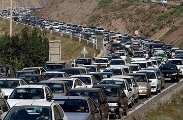 ترافیک سنگین در جاده‌های شمال | محور چالوس یکطرفه شد | این مسیرها بارانی و مه‌آلود است