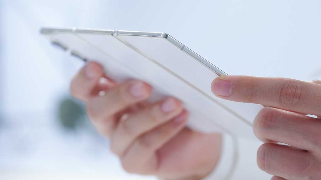 عرضه یک گوشی سهتایی با طراحی خیرهکننده و همهکاره