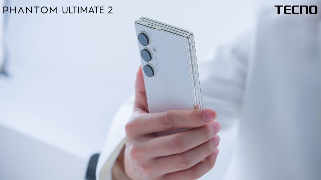 عرضه یک گوشی سهتایی با طراحی خیرهکننده و همهکاره