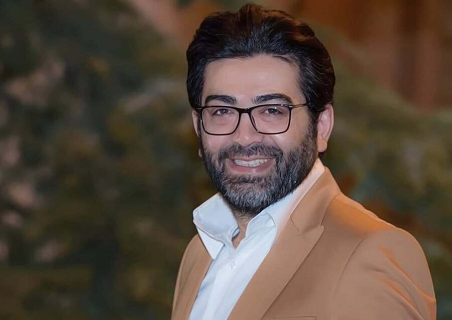 تیپ فرزاد حسنی در مراسم ختم یک چهره سیاسی