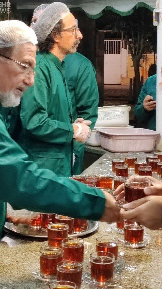 کارگردانی که تصویر حضورش در چایخانه حرم امام رضا(ع) وایرال شد