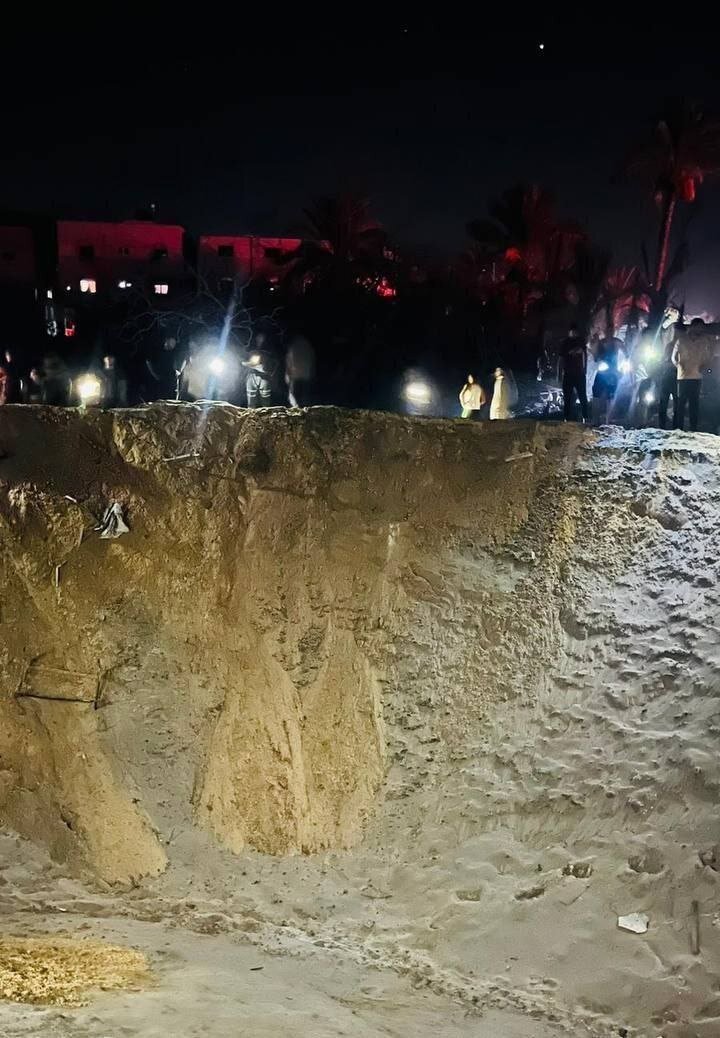 تصاویری از حفرههای ۹ متری بعد از بمباران خان یونس | ویدئو