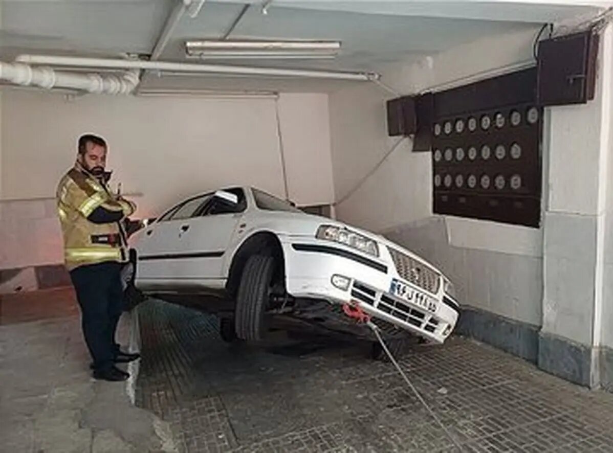 فرو رفتن سمند در کف پارکینگ خانه + عکس 1 بلعیده شدن سمند توسط کف پارکینگ خانه + عکس | فرونشست ساختمان مسکونی چهارطبقه در یک محله تهران