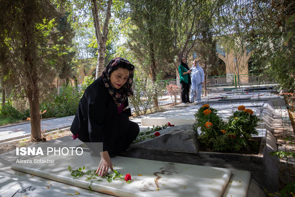 حضور خانم بازیگر در قطعه هنرمندان بهشت زهرا + عکس 3 حضور خانم بازیگر در قطعه هنرمندان بهشت زهرا + عکس