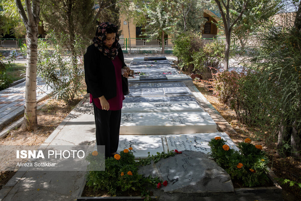 حضور خانم بازیگر در قطعه هنرمندان بهشت زهرا + عکس 4 حضور خانم بازیگر در قطعه هنرمندان بهشت زهرا + عکس