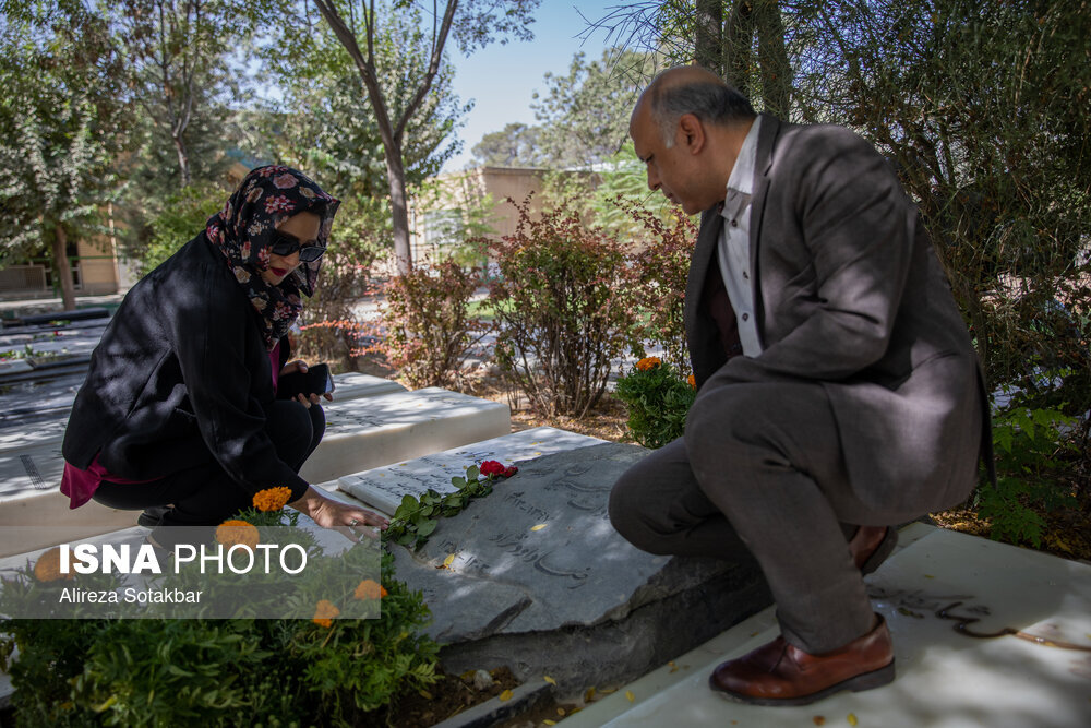 حضور خانم بازیگر در قطعه هنرمندان بهشت زهرا + عکس 1 حضور خانم بازیگر در قطعه هنرمندان بهشت زهرا + عکس