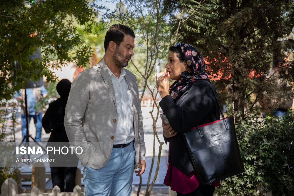 حضور خانم بازیگر در قطعه هنرمندان بهشت زهرا + عکس 2 حضور خانم بازیگر در قطعه هنرمندان بهشت زهرا + عکس