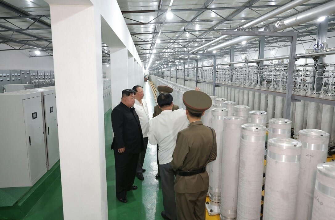 اولین تصاویر از تأسیسات هستهای کره شمالی | واکنش کیم جونگ اون پس از بازدید از این مرکز