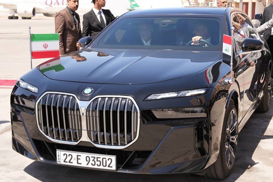 عکسی از پزشکیان سوار بر خودرو BMW یک مقام خارجی