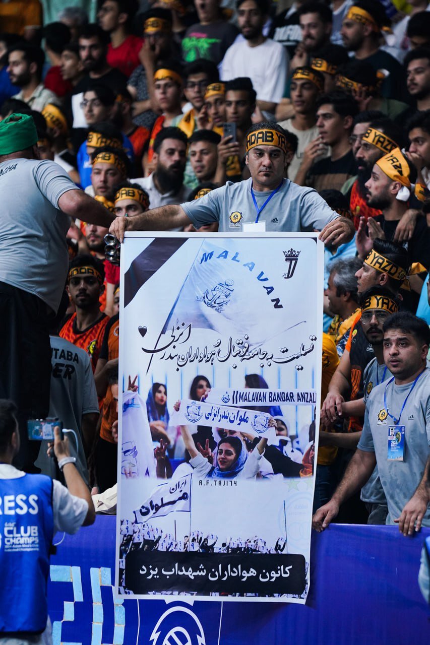 بنر والیبالیهای یزد برای تسلیت به هواداران بندرانزلی | عکس