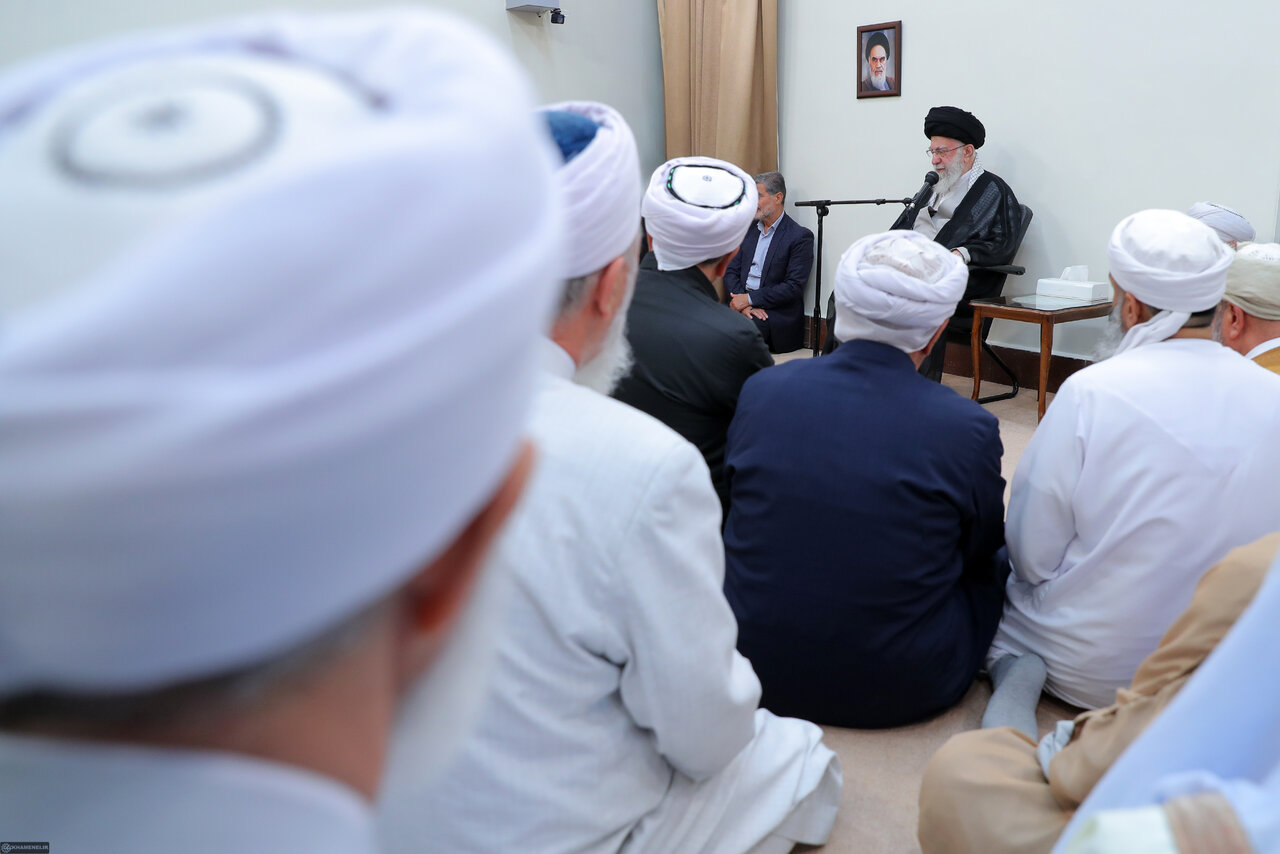 رهبر انقلاب: مرزهای جغرافیایی، حقیقت و هویت امت اسلامی را تغییر نمیدهد | یکی از واجبات قطعی حمایت از مظلومان غزه و فلسطین است