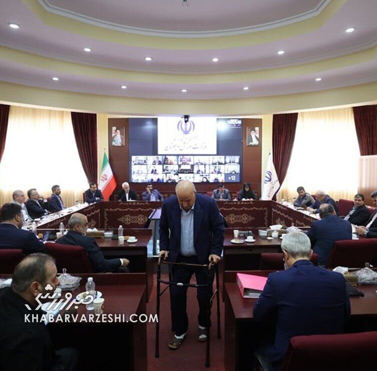 دمپایی تاج سوژه رسانه ها شد + عکس