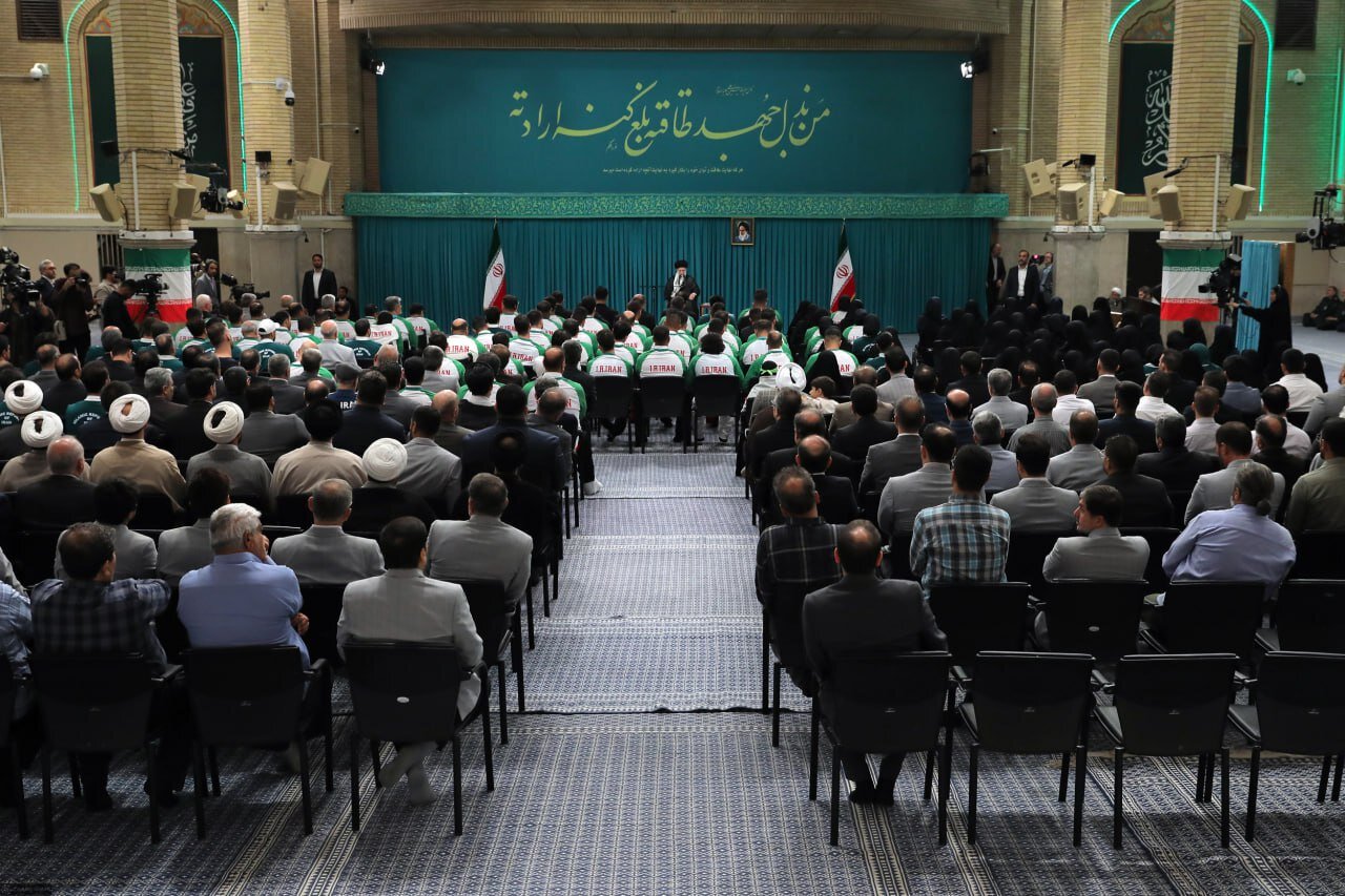 تصاویر دیدار اعضای کاروانهای اعزامی ایران به بازیهای المپیک و پاراالمپیک با رهبر انقلاب