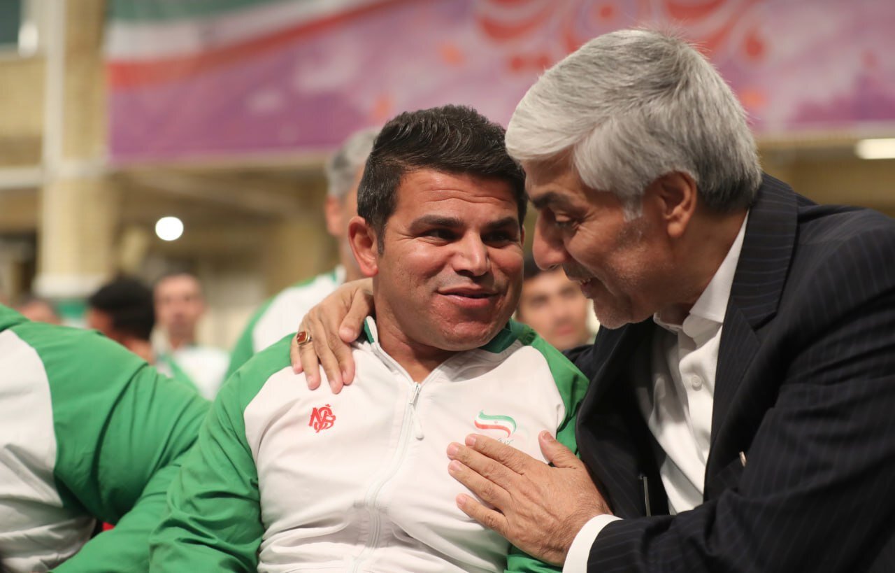 تصاویر دیدار اعضای کاروانهای اعزامی ایران به بازیهای المپیک و پاراالمپیک با رهبر انقلاب