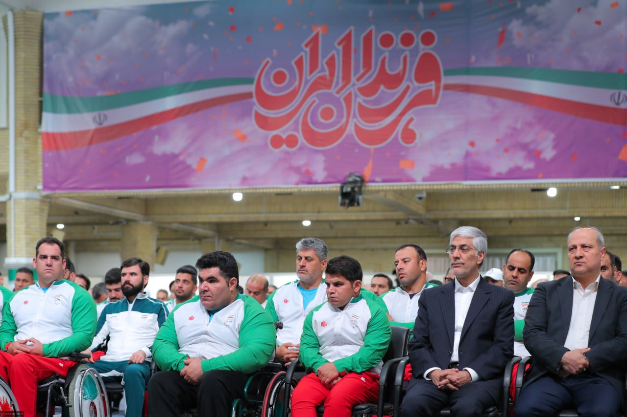 تصاویر دیدار اعضای کاروانهای اعزامی ایران به بازیهای المپیک و پاراالمپیک با رهبر انقلاب