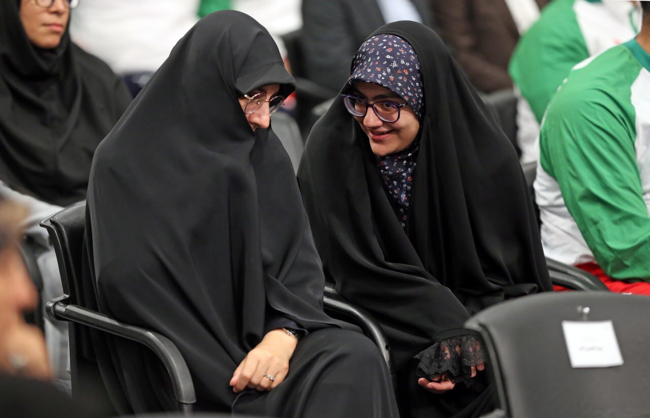 آرمیتا رضایینژاد دختر شهید رضایی نژاد در دیدار امروز با رهبر انقلاب | عکس