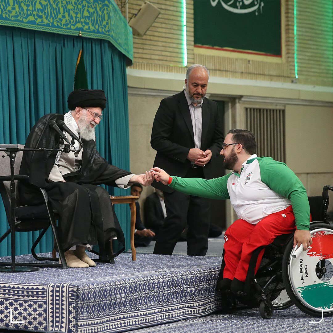 لحظه ای که روحالله رستمی از رهبر انقلاب هدیه گرفت | عکس