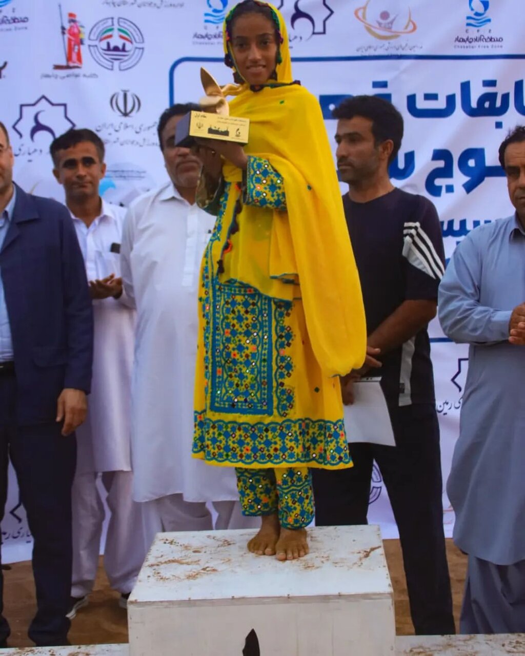 دختر ۱۳ ساله بلوچ: می خواهم بهترین موج سوار جهان شوم + عکس و فیلم