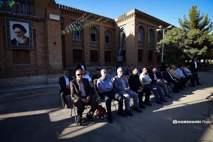 نواختن زنگ مهر دبیرستان البرز توسط مهدی چمران