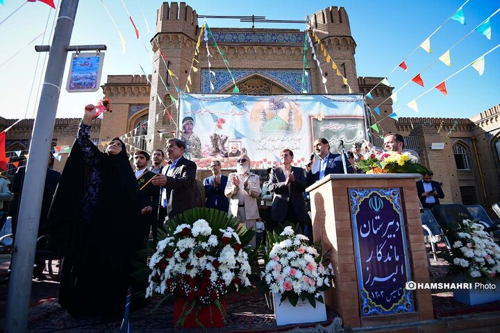 نواختن زنگ مهر دبیرستان البرز توسط مهدی چمران