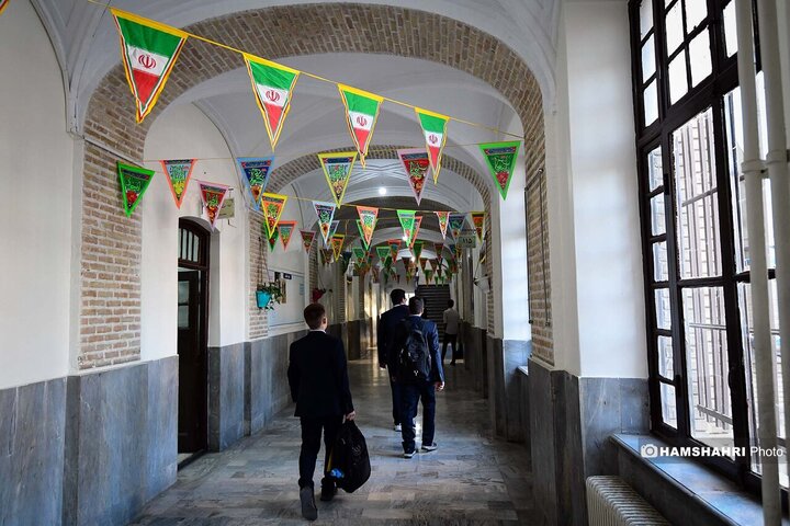 نواختن زنگ مهر دبیرستان البرز توسط مهدی چمران