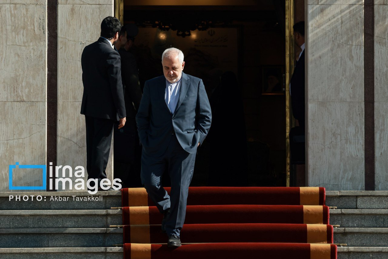 ۲ عکس خاص از ظریف و طیب نیا در مراسم بدرقه رئیسجمهور