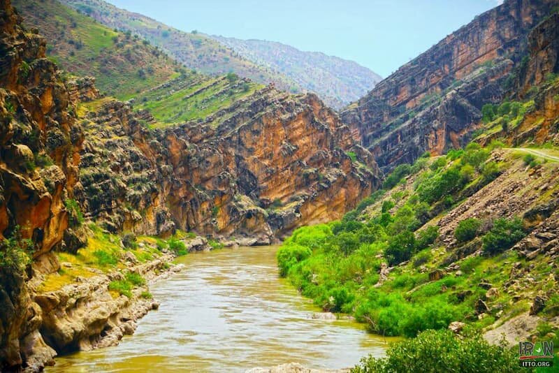 رودخانه زیبایی که مرز آبی ۲ استان سرسبز در دل کوه های زاگرس است