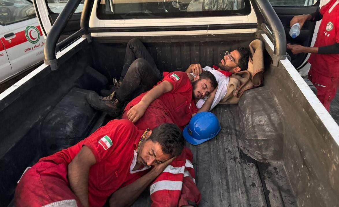 تصویری از امدادگران خسته هلالاحمر در حادثه انفجار معدن طبس