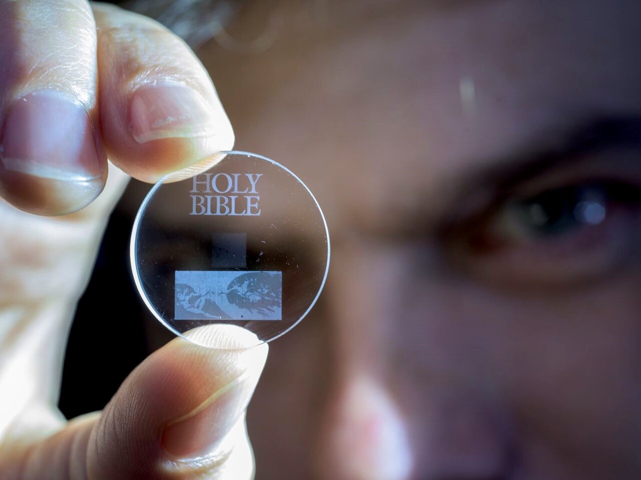 این کریستال میتواند ژنوم انسان را برای میلیاردها سال حفظ کند