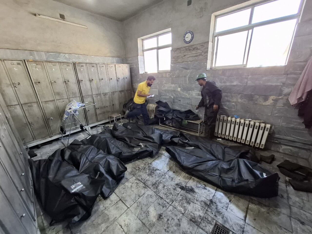 جزئیات تازه از فاجعه معدن طبس | معدنچیان فرصت استفاده از ماسک را پیدا نکردند| یکی از قربانیان روز حادثه پدر شد| پدر نجاتیافته در جستجوی پسر فوت شده