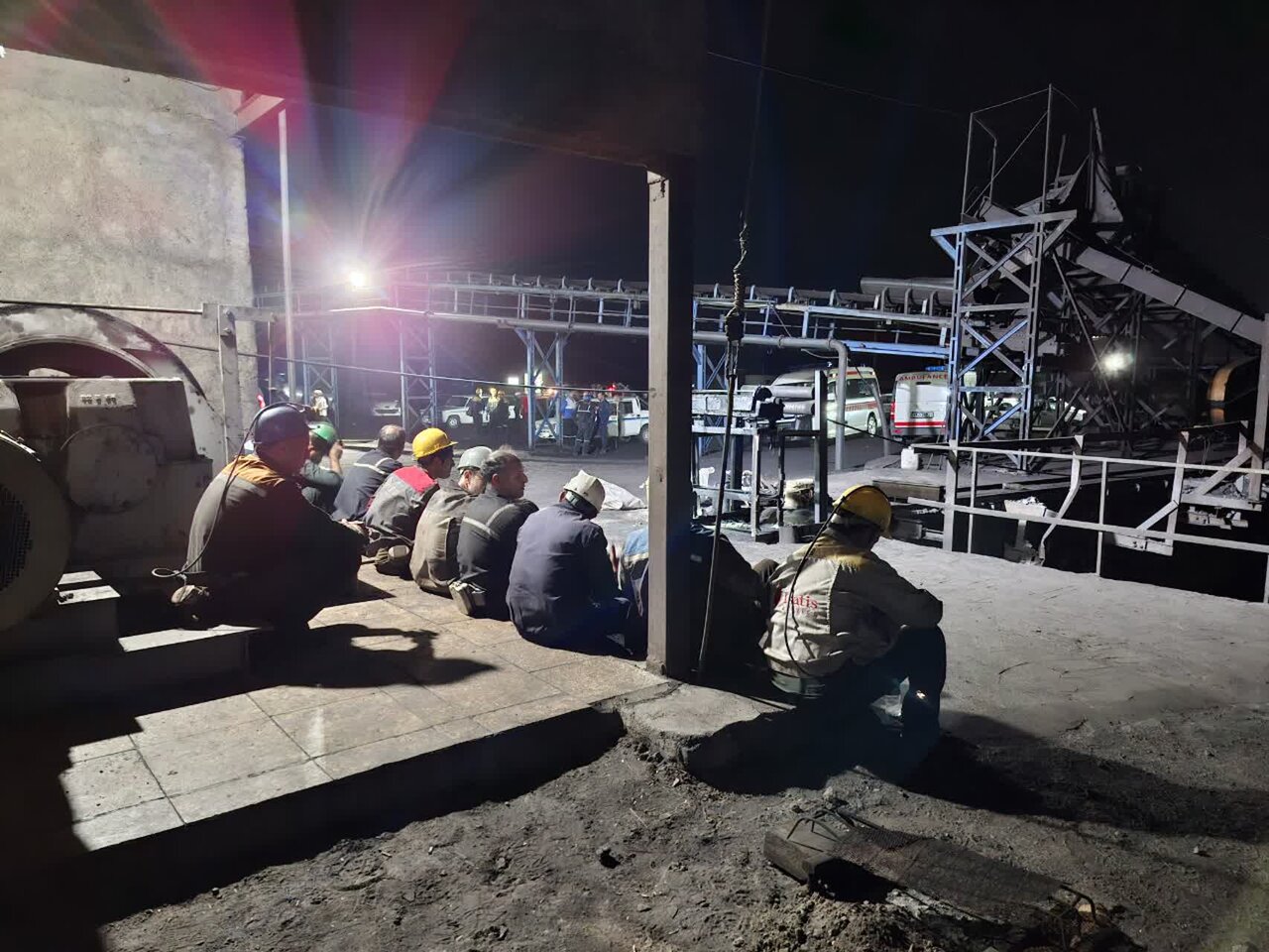 جزئیات تازه از فاجعه معدن طبس | معدنچیان فرصت استفاده از ماسک را پیدا نکردند| یکی از قربانیان روز حادثه پدر شد| پدر نجاتیافته در جستجوی پسر فوت شده