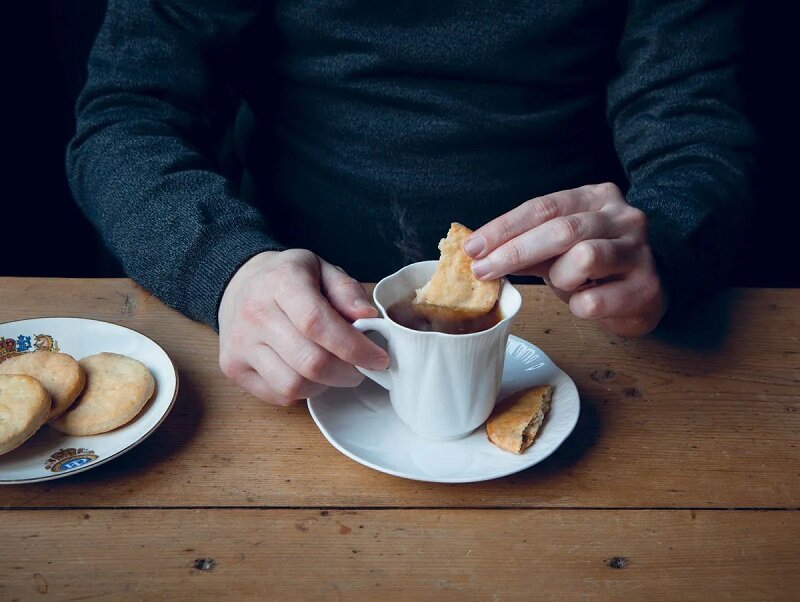 چرا خوردن چای و بیسکوئیت مضر است؟ | نگاهی به خوراکیهای جایگزین بیسکوئیت