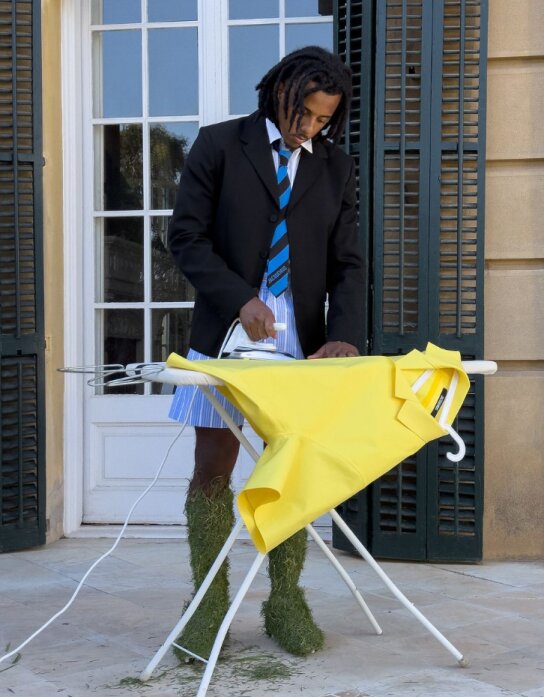 تصویر عجیبترین مدل کفش که از جنس چمن زمین فوتبال است !