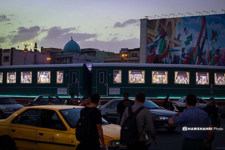 قطار «بدرقه یاران» در میدان انقلاب |تصاویر