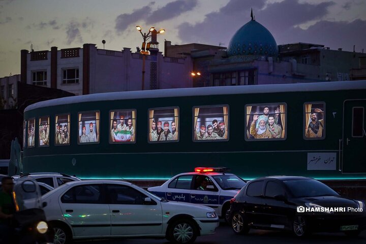 قطار «بدرقه یاران» در میدان انقلاب |تصاویر