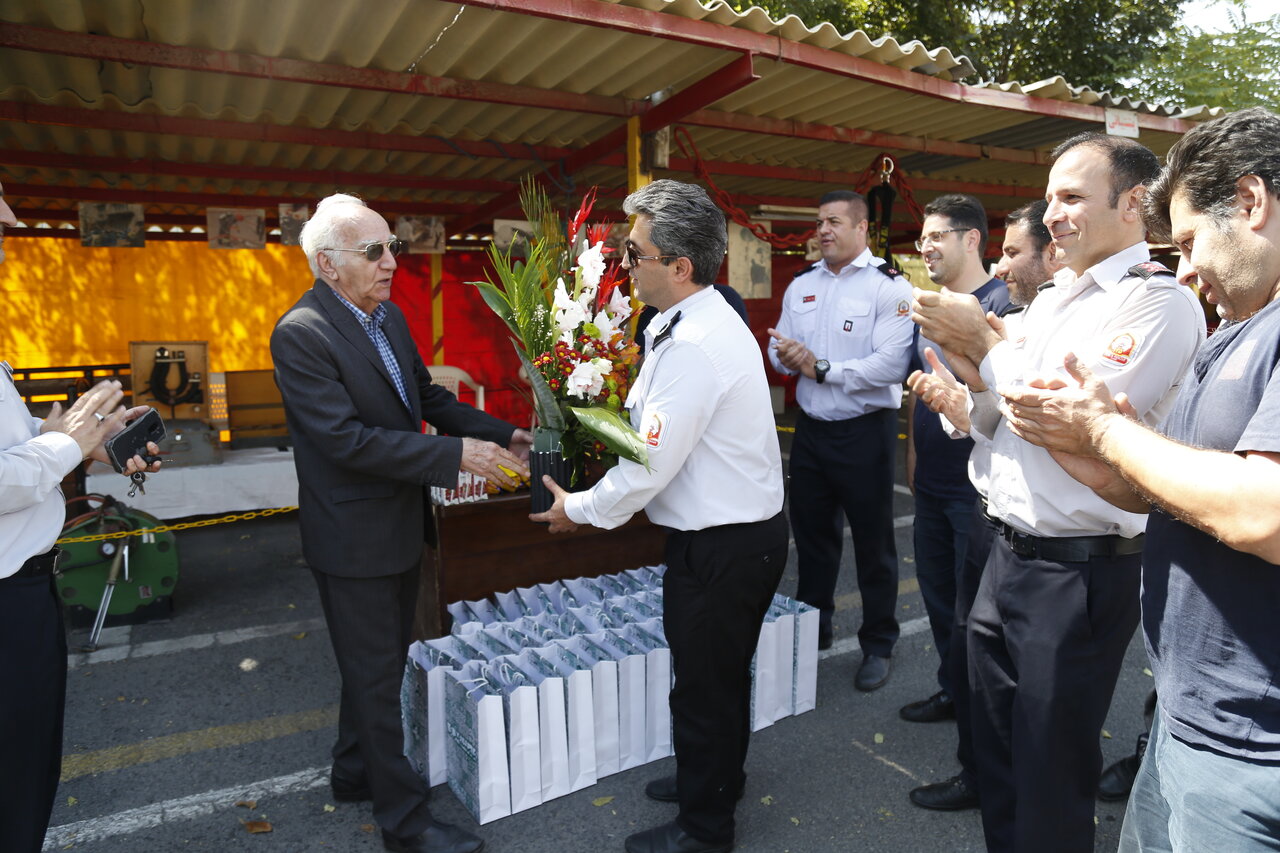 بنفشه خواه، آتشنشان شد 1 بنفشه خواه، آتشنشان شد