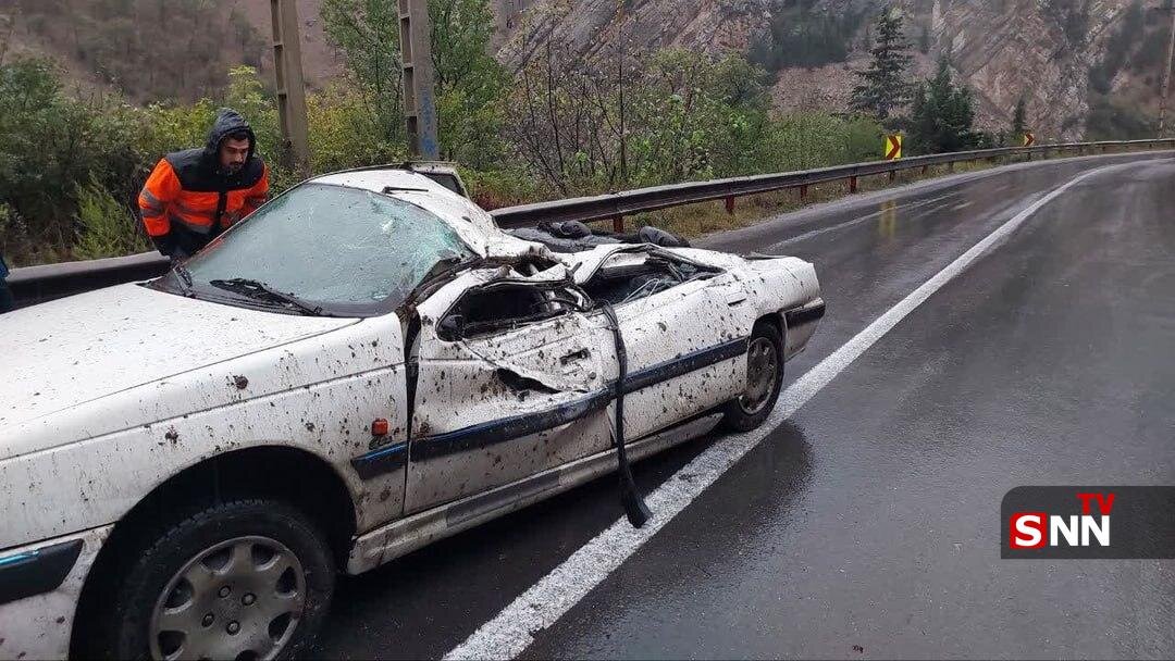 سقوط سنگ بر روی خودرو در جاده چالوس | عکس