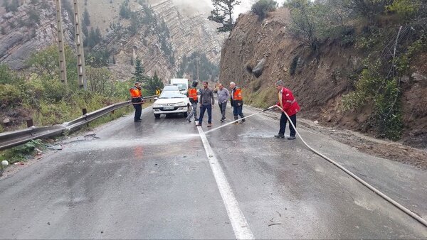 سقوط سنگ روی خودرو