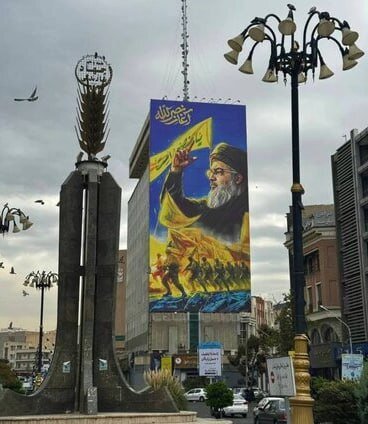 تصویر سیدحسن نصرالله بر دیوارنگاره میدان جهاد | عکس