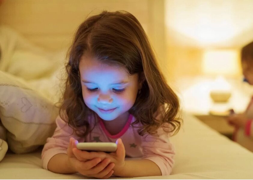 آمار زیاد اختلال بینایی در کودکان ایرانی 2 شیوع اختلال نزدیک بینی در کودکان ایرانی | موبایل و تبلت را نامحدود دست بچه ندهید | آمار نزدیک بینی در شهرهای با ساختمانهای بلند بیشتر است!