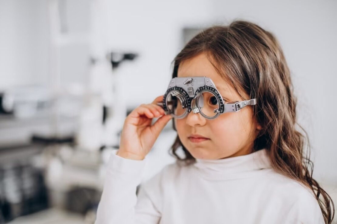 آمار زیاد اختلال بینایی در کودکان ایرانی 3 شیوع اختلال نزدیک بینی در کودکان ایرانی | موبایل و تبلت را نامحدود دست بچه ندهید | آمار نزدیک بینی در شهرهای با ساختمانهای بلند بیشتر است!