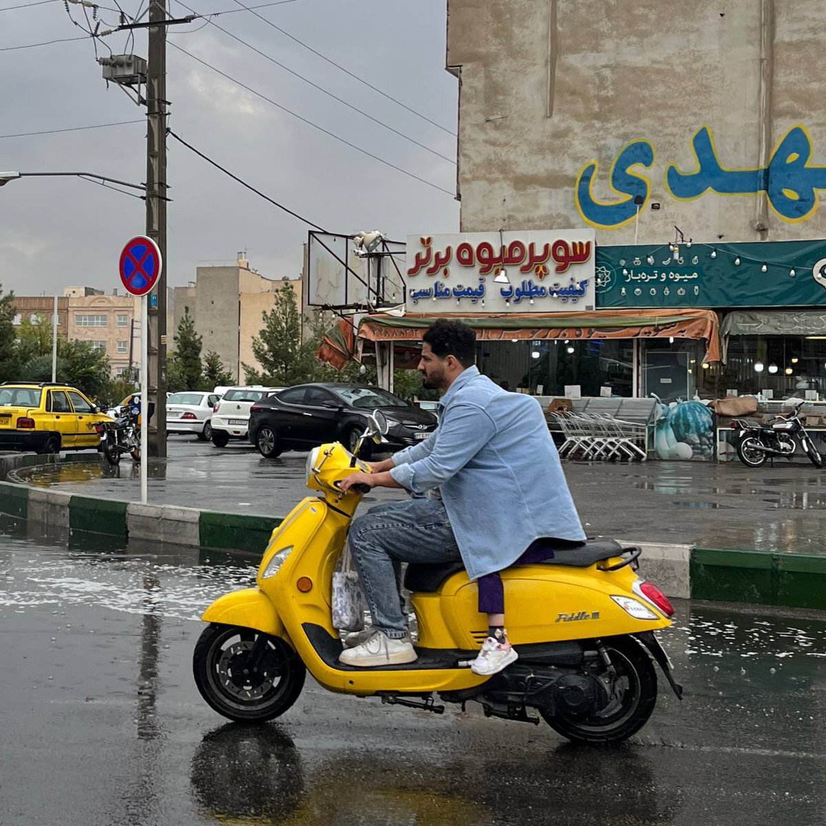 زیبایی این عکس اشک شما را درمی‌آورد | تصویر شگفت‌انگیز مهر پدری زیر باران!