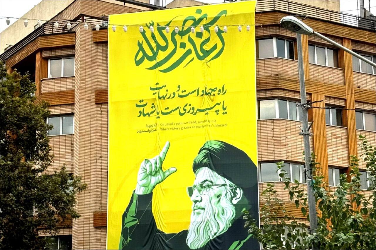 اهتزاز نماپرچم ها در پایتخت اکران مناسبتی