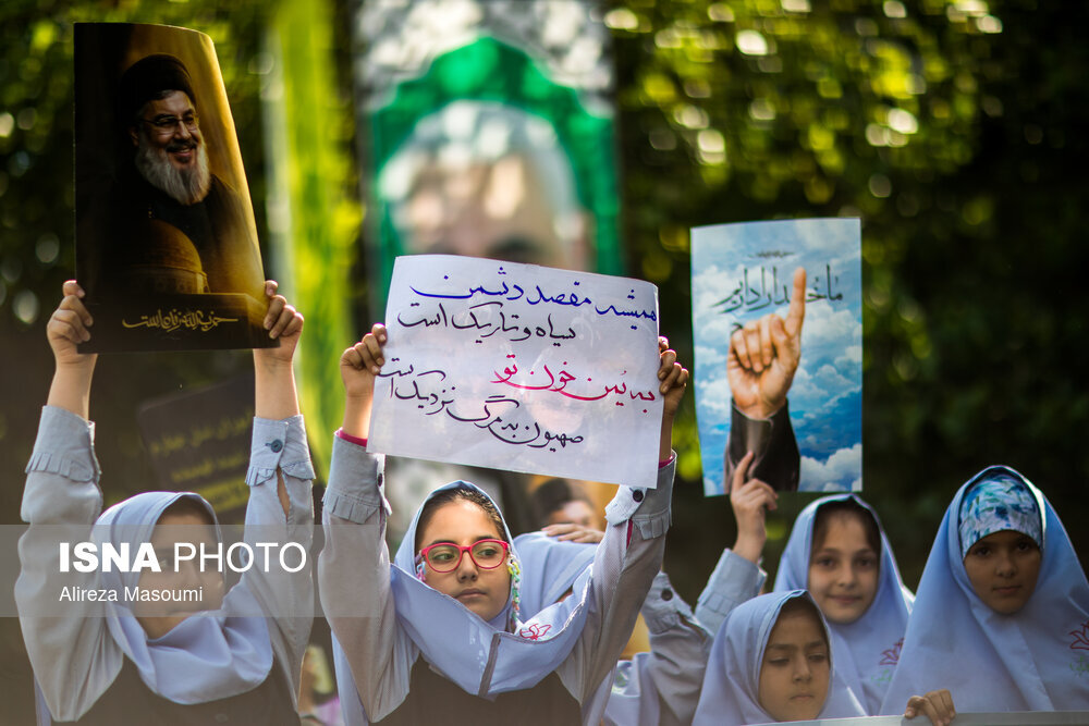 تجمع دانش آموزان در ميدان فلسطين در محكوميت ترور سيد حسن نصرالله