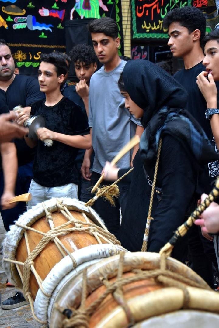 این دختر بوشهری با شاخ گوزن ساز می‌ زند | این ساز مردانه چطور به دست یک دختر رسید؟