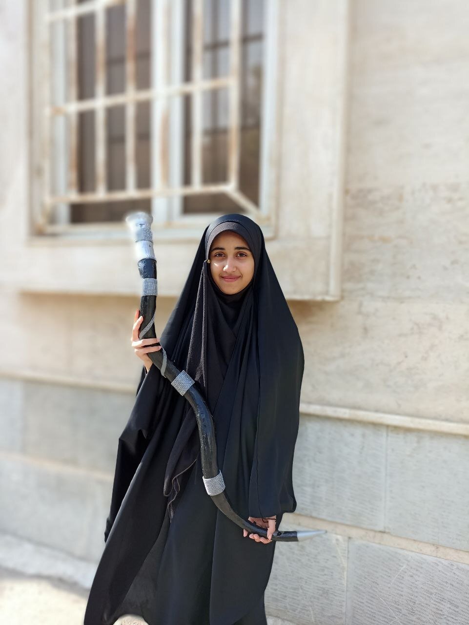 این دختر بوشهری با شاخ گوزن ساز می زند | این ساز مردانه چطور به دست یک دختر رسید؟