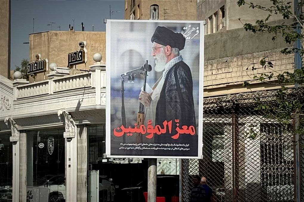 صفحه اول روزنامهها بر بیلبوردهای پایتخت