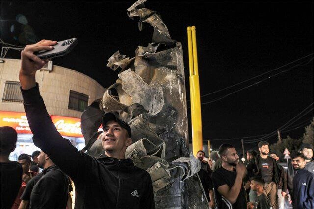 عکسهای یادگاری جوانان رام الله با موشکهای ایرانی