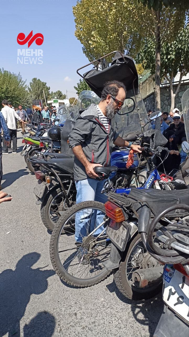 نویسنده سرشناسی که با دوچرخه به نماز جمعه رفت | کارگردان بزرگ ایرانی هم در نماز جمعه امروز به امامت رهبر انقلاب حضور یافت | تصاویر