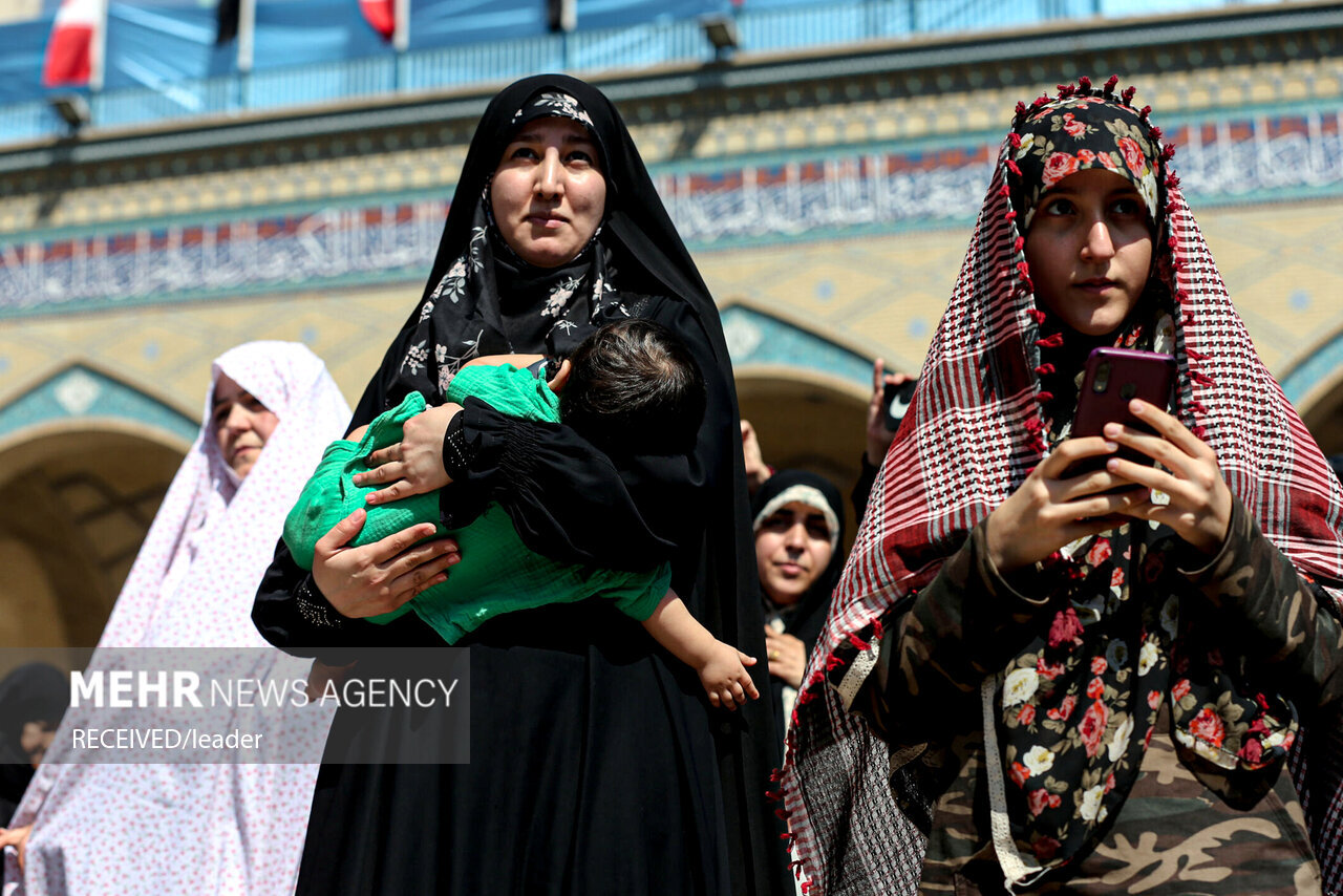 روایتهای کمتر شنیده شده از نماز جمعه تاریخی تهران | مادر شهیدی که با تخت بیمارستانی خود را به مصلی رساند